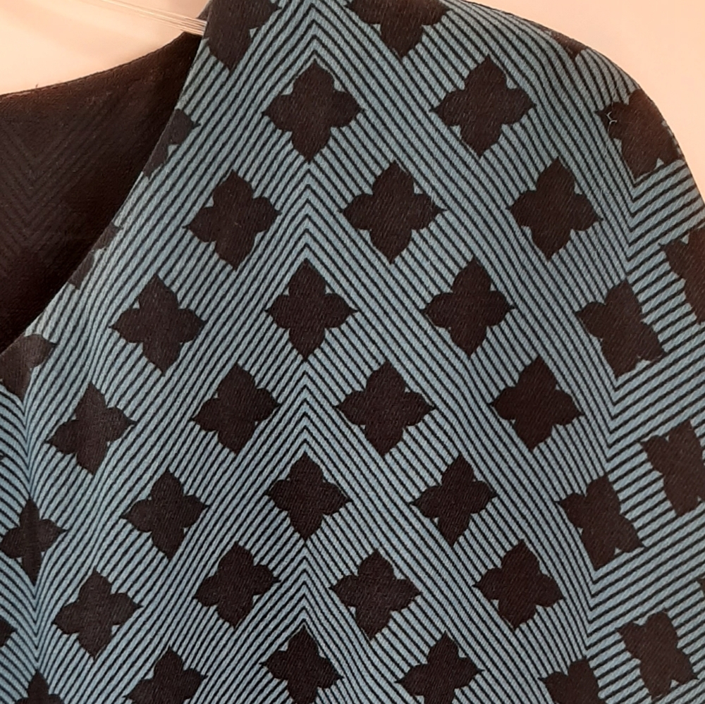 CAbi Pacific blue Foulard split black  top Medium - Picture 9 of 11